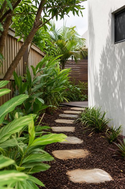 Maintained side garden with stepping stones